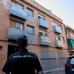 Agentes de la Policía Nacional entran en un edificio de la calle José Garrido que estaba "okupado", el pasado verano