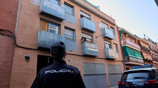Agentes de la Policía Nacional entran en un edificio de la calle José Garrido que estaba "okupado", el pasado verano