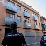 Agentes de la Policía Nacional entran en un edificio de la calle José Garrido que estaba okupado, el pasado verano