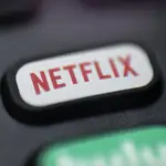 Netflix se ha convertido en el estándar de mercado de las plataformas de streaming, precisamente por su enorme oferta de contenidos. Pero por este mismo motivo, también debe ocultar gran parte de los títulos | Fuente: AP Photo/Jenny Kane