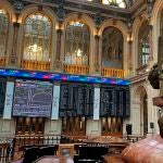 Pantallas muestran información bursátil tras la apertura de la sesión este martes en el parqué madrileño.