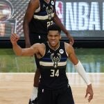 Giannis Antetokounmpo celebra la victoria en el sexto partido de las Finales