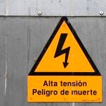 Una señal de peligro en la Central Térmica de Ciclo Combinado de Soto de Ribera, en Asturias