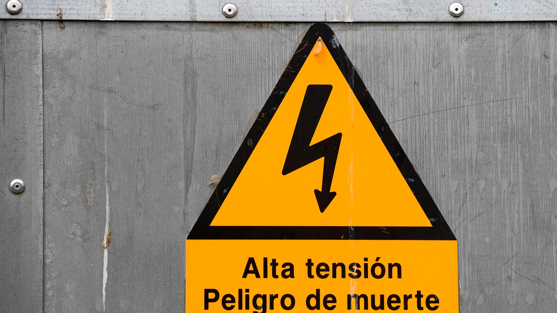 Una señal de peligro en la Central Térmica de Ciclo Combinado de Soto de Ribera, en Asturias