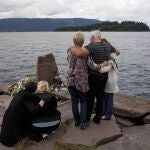 Minuto de silencio en el lugar donde tuvo lugar, hace diez años, el episodio más trágico de Noruega y de la isla de Utoya. AP