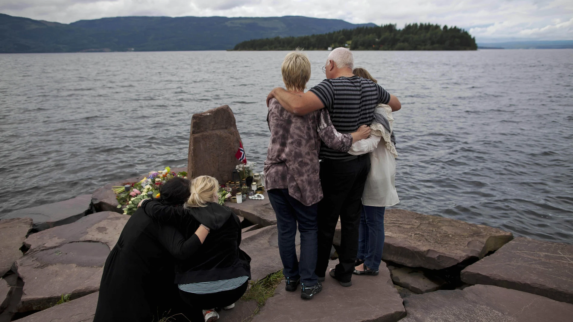 Minuto de silencio en el lugar donde tuvo lugar, hace diez años, el episodio más trágico de Noruega y de la isla de Utoya. AP