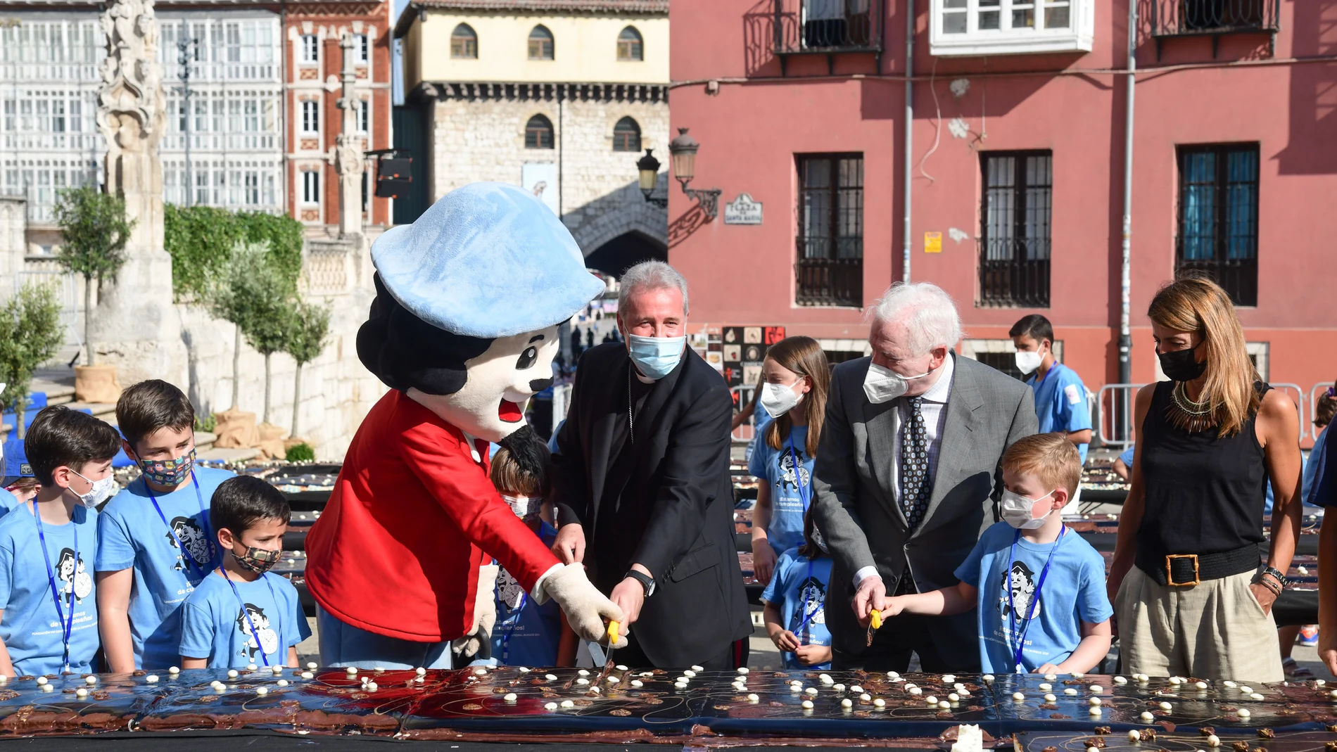 La Catedral de Burgos celebra su VIII Centenario con una tarta de 800 velas.