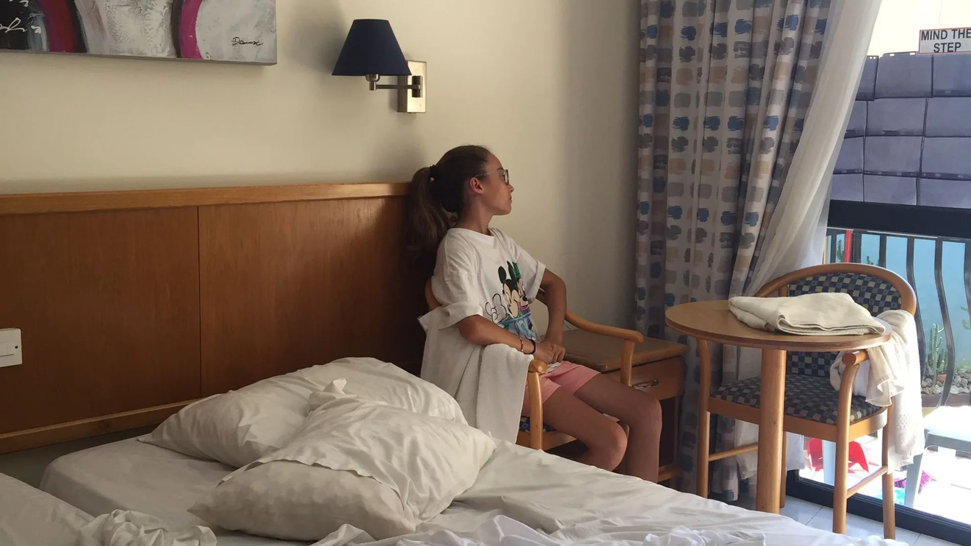 Jimena Guijarro en su habitación del Hotel Bellavista, de Malta, donde están confinados más de 50 menores españoles desde el pasado 12 de julio.