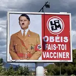 Imagen del polémico cartel en el que un Macron simbolizado como Hitler ordena la vacunación