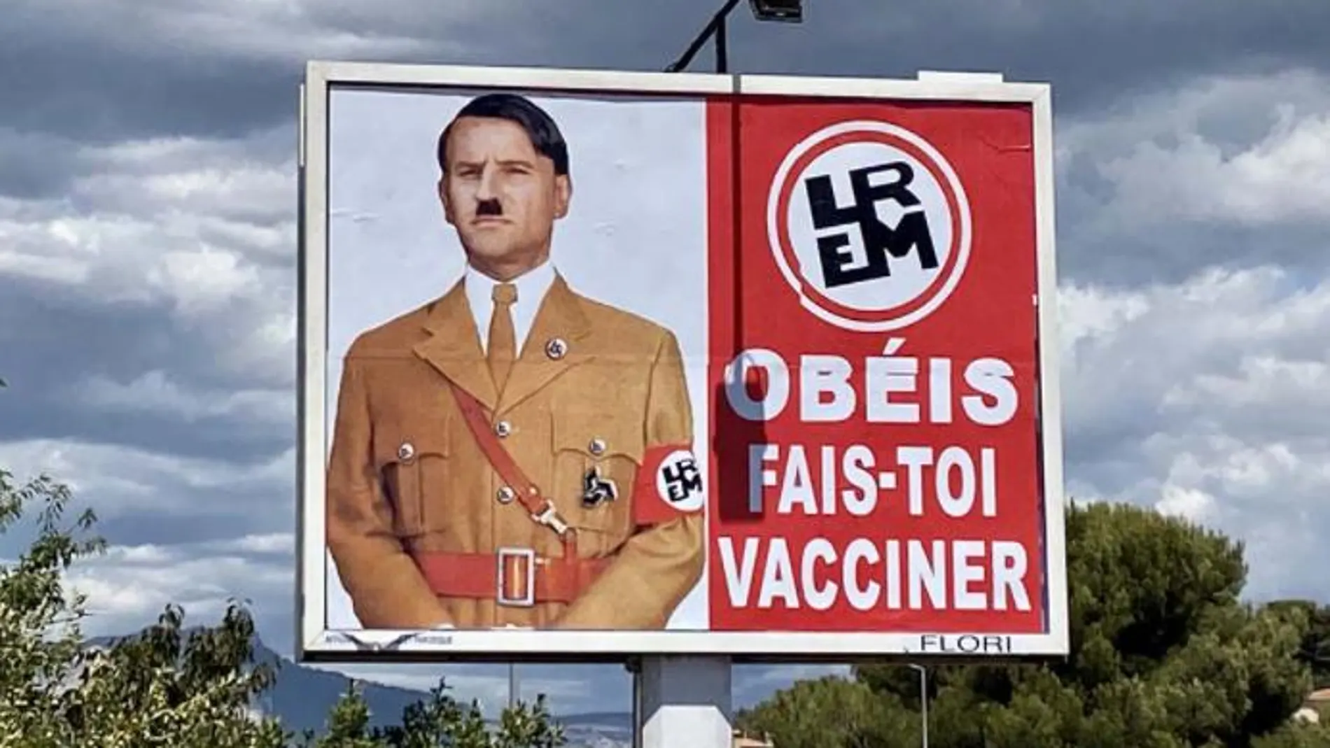 Imagen del polémico cartel en el que un Macron simbolizado como Hitler ordena la vacunación