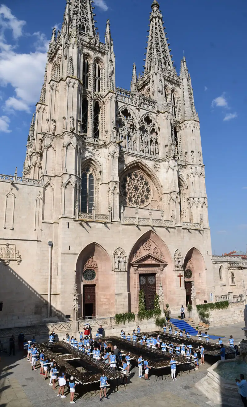 La Catedral de Burgos celebra su VIII Centenario con una tarta de 800 velas