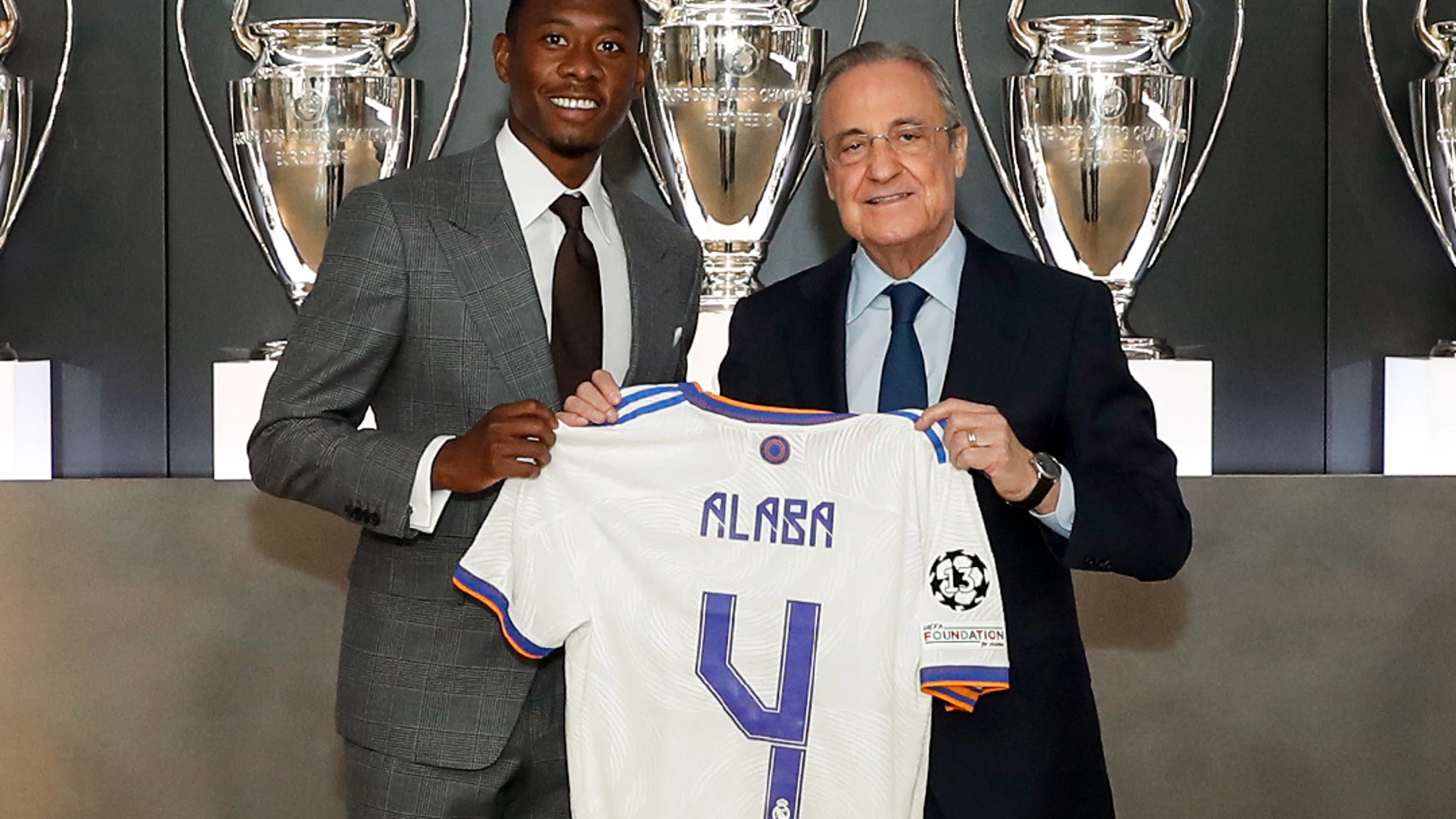 Alaba, que llevará el número "4", posa con Florentino Pérez. Foto: RealMadrid