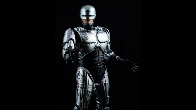 RoboCop, un robot que conserva la cara y partes del cerebro del policía Alex Murphy… y ¿también su identidad?