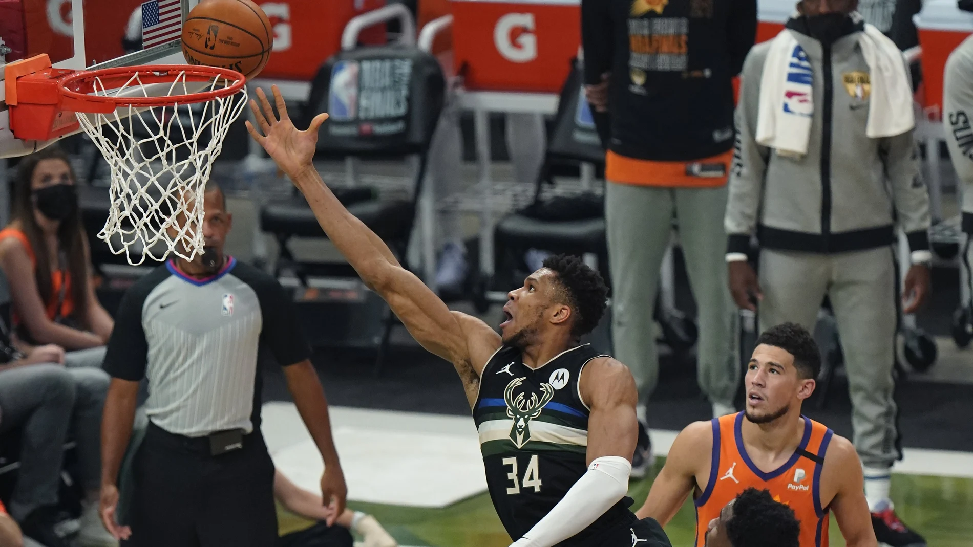 Giannis Antetokounmpo fue imparable para la defensa de los Suns