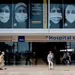El Hospital del Mar de Barcelona es uno de los seis hospitales de la ciudad que participan en el proyecto Behind the Mask, que consiste en cubrir sus fachadas con enormes fotografías de sanitarios para homenajear al colectivo