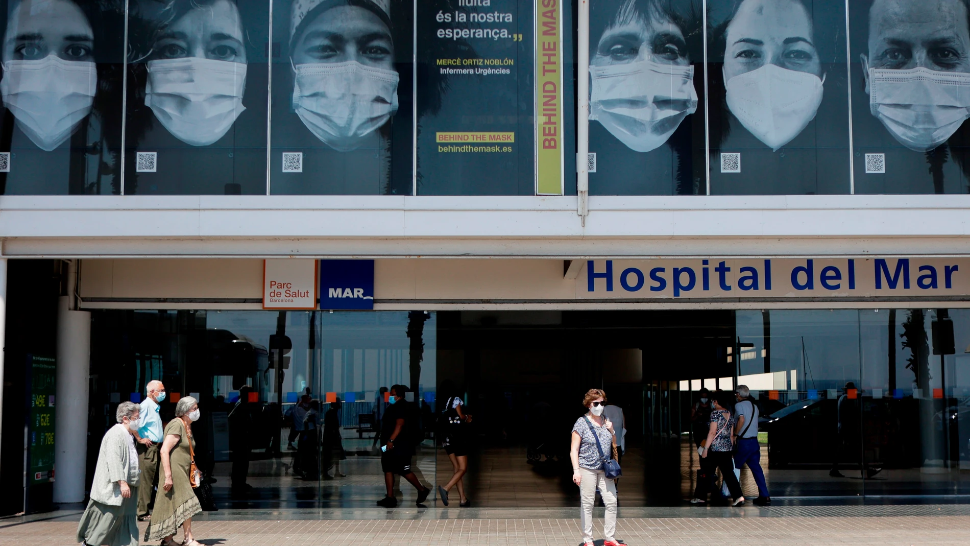 El Hospital del Mar de Barcelona es uno de los seis hospitales de la ciudad que participan en el proyecto Behind the Mask, que consiste en cubrir sus fachadas con enormes fotografías de sanitarios para homenajear al colectivo