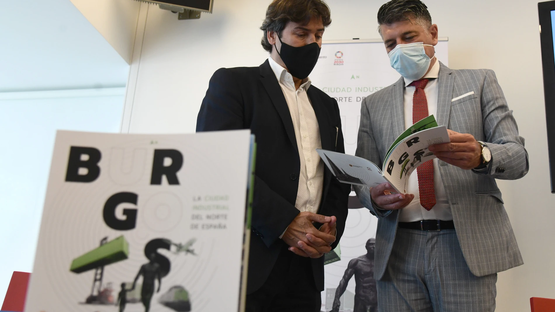 El vicealcalde y presidente de Promueve Burgos, Vicente Marañón, firma el contrato relativo al estudio, diseño, establecimiento, planificación, despliegue y ejecución de la Estrategia Integral de Desarrollo del Sector Logístico de la Ciudad de Burgos, gestionado por la Sociedad para la Promoción y Desarrollo de la Ciudad de Burgos