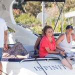 Shaila Dúrcal a bordo de un yate en Ibiza con su familia