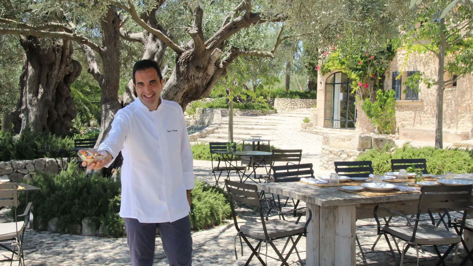 El cocinero Óscar Velasco pone su sello en la oferta gastronómica del hotel mallorquín Finca Serena