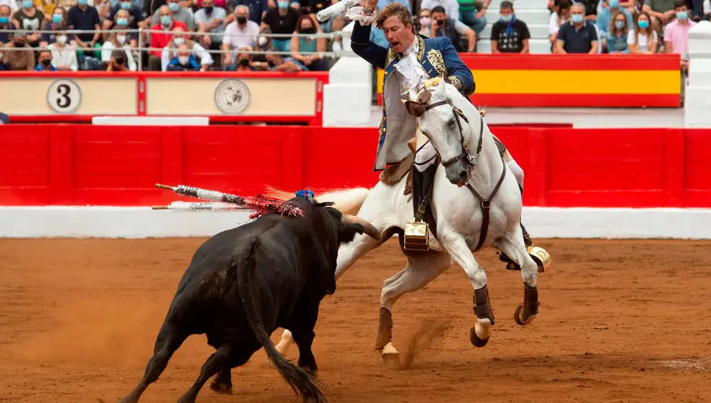 Santander (Cantabria), 22/07/2021. El rejoneador portugués Rui Fernandez durante la corrida de rejones que se ha celebrado hoy Jueves en la plaza de toros Cuatro Caminos de Santander, compartiendo cartel con su compatriota Diego Ventura y Leonardo Hernández lidiando reses de Los Espartales. EFE/Pedro Puente Hoyos.