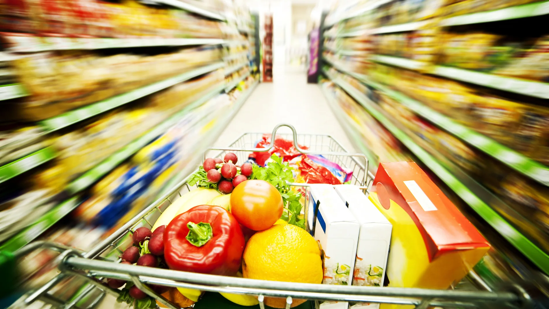 Carro De Compras Con La Fruta En Supermercado Imagen de archivo