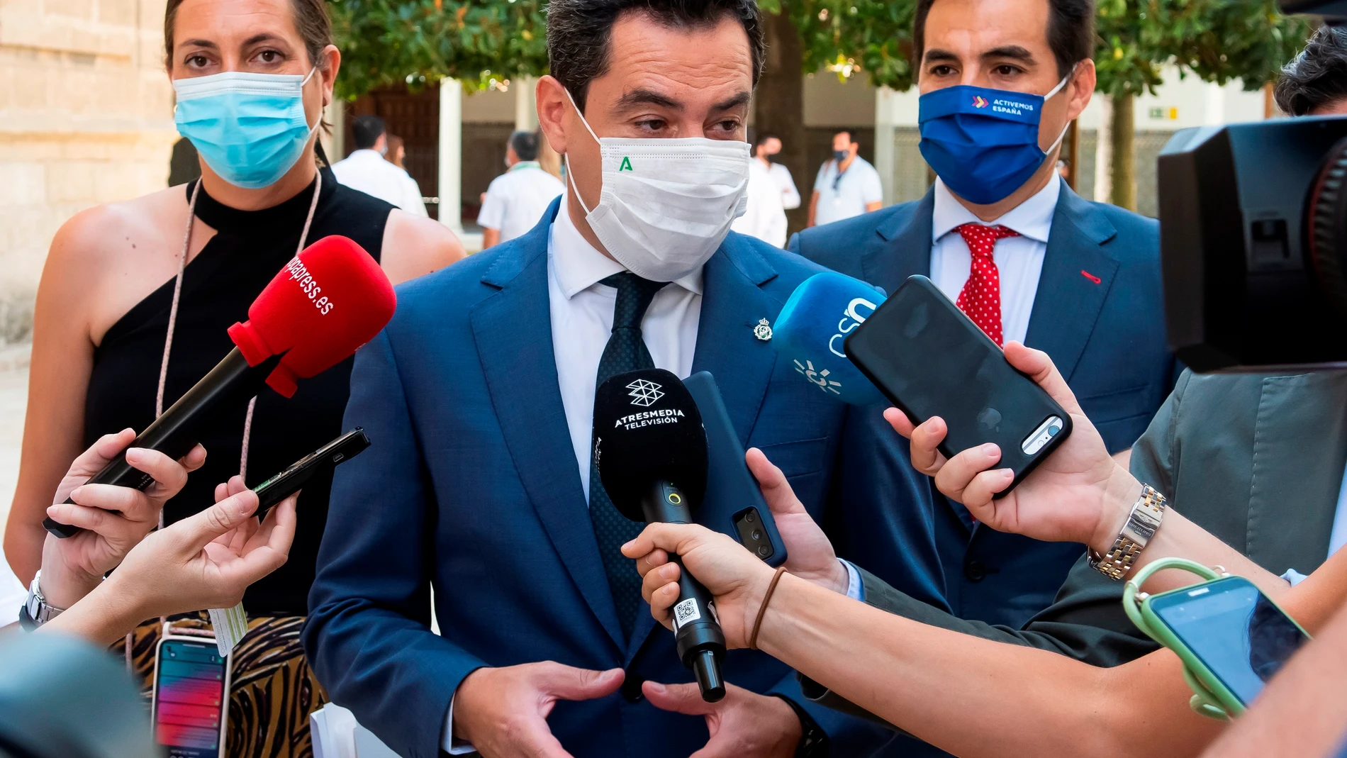 El presidente andaluz, Juanma Moreno, atiende a los periodistas antes del comienzo de la sesión de control al ejecutivo
