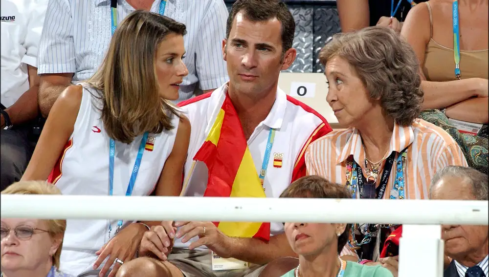 Los Reyes Felipes y Letizia con la Reina Sofía en los Juegos Olímipicos de Atenas en 2004.64686