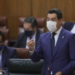 El presidente de la Junta, Juanma Moreno, ayer durante su intervención en la sesión de control con preguntas al presidente en el Pleno del Parlamento de Andalucía