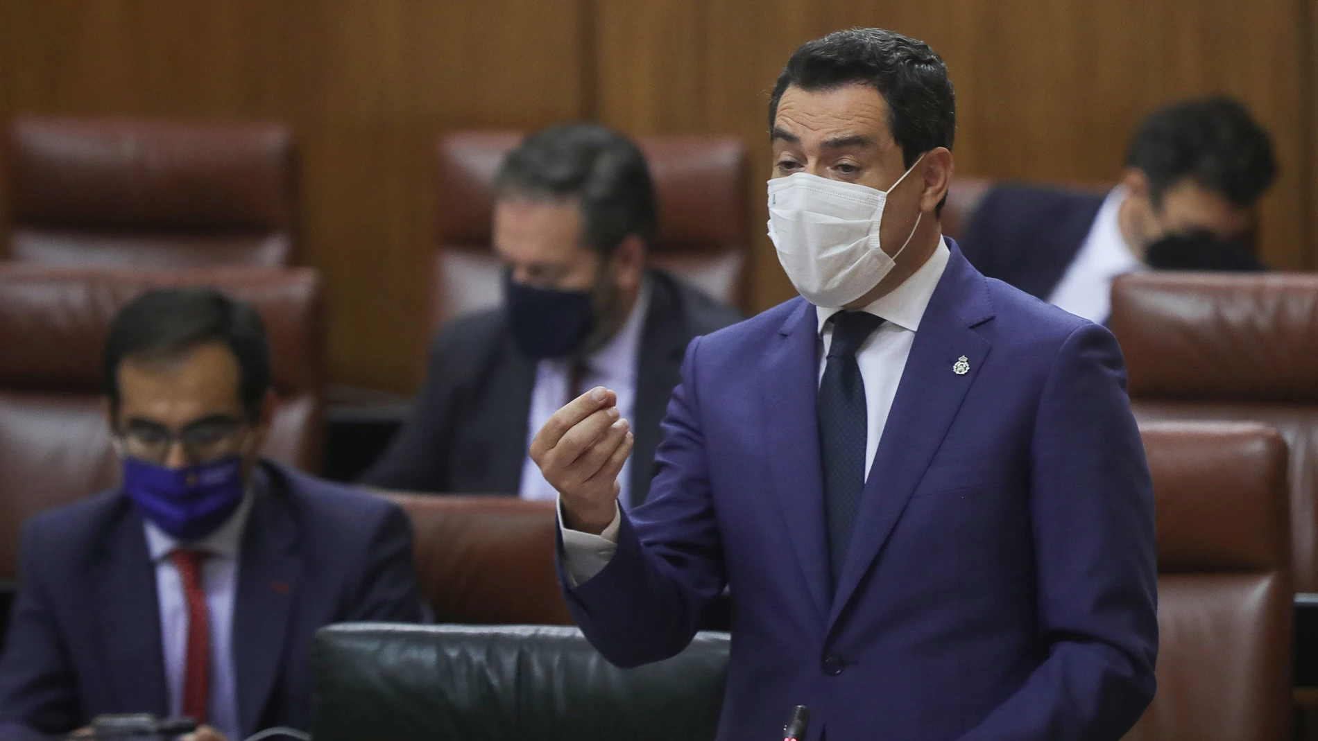 El presidente de la Junta, Juanma Moreno, ayer durante su intervención en la sesión de control con preguntas al presidente en el Pleno del Parlamento de Andalucía