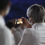 Un atleta japonés se hace un 'selfie' en la Ceremonia Inaugural de Los Juegos Olímpicos de Tokio 2020