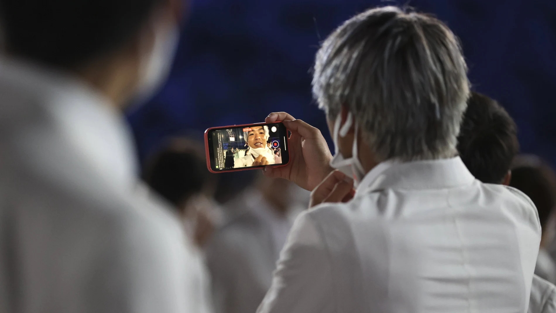 Un atleta japonés se hace un 'selfie' en la Ceremonia Inaugural de Los Juegos Olímpicos de Tokio 2020