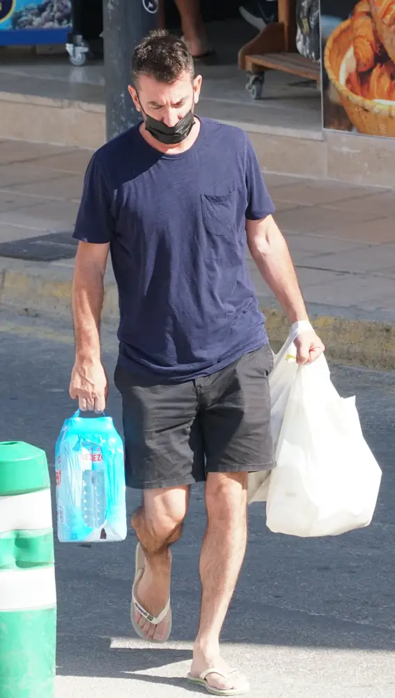 Arturo Valls, con las bolsas de la compra en Ibiza