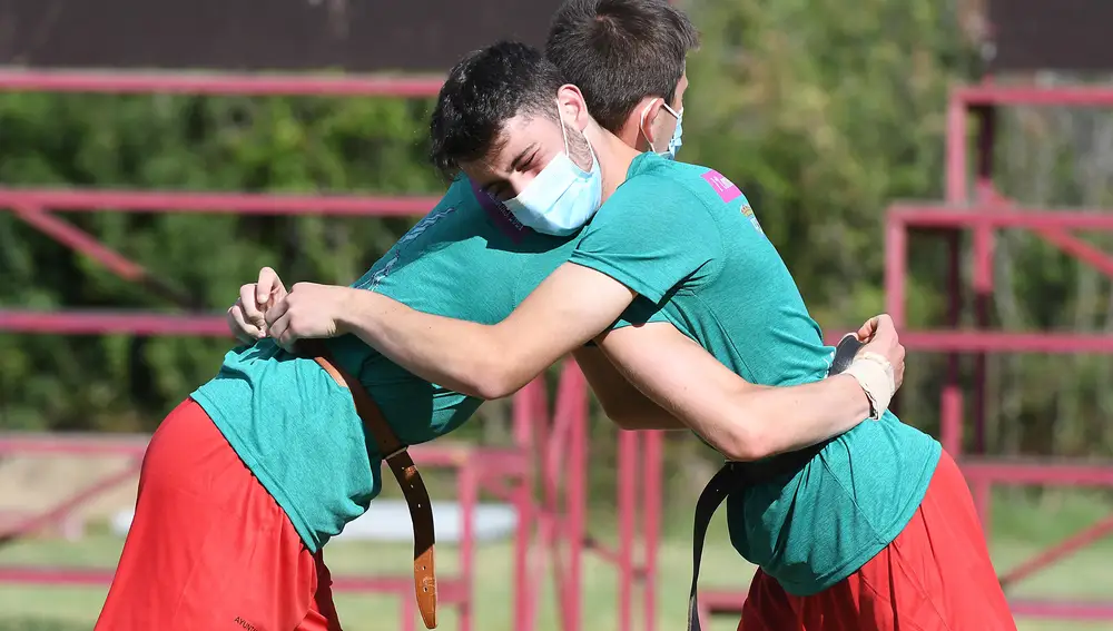 Corro de lucha leonesa en Valdefresno (León)