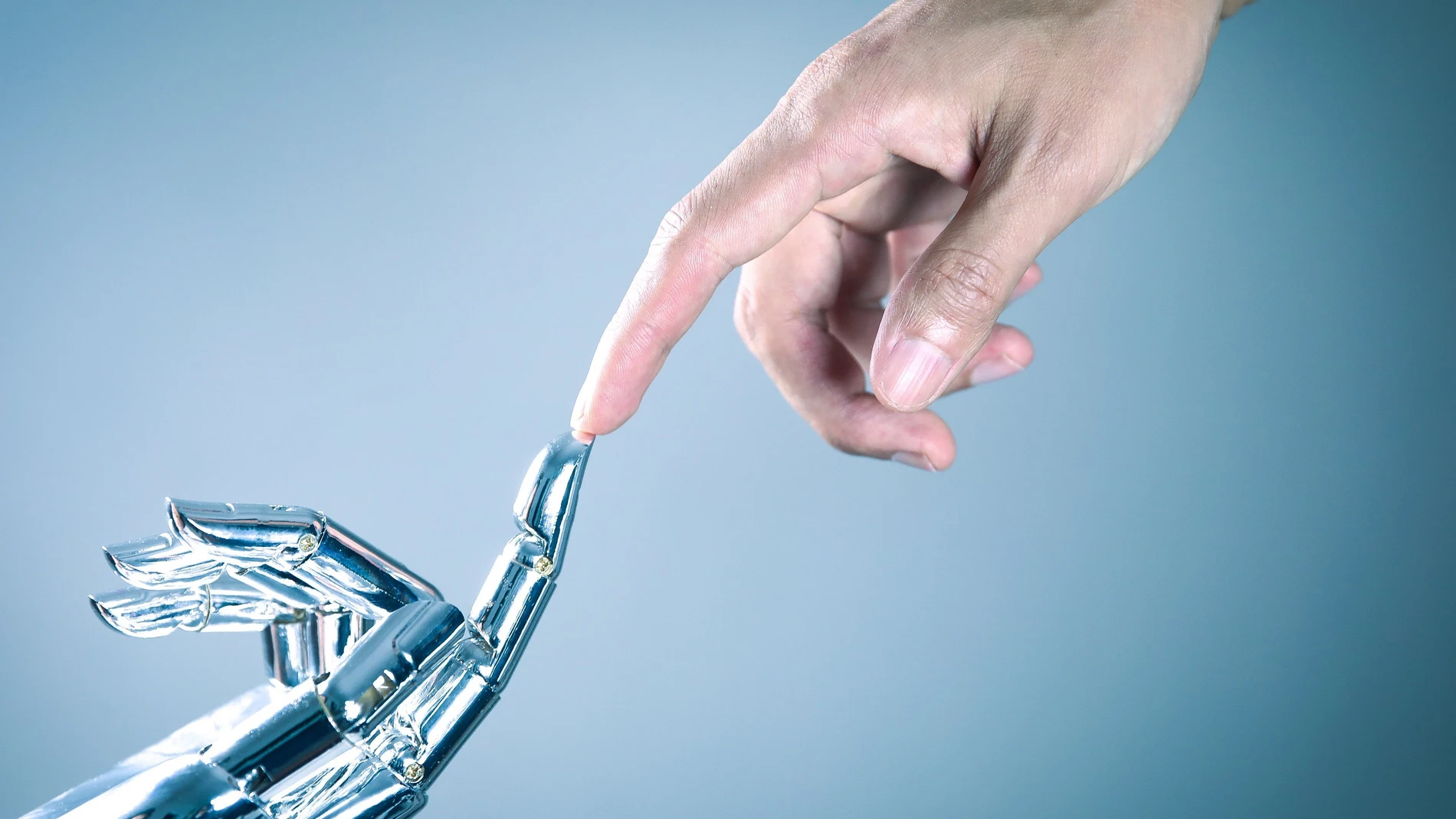 La mano de un humano y un robot conectando