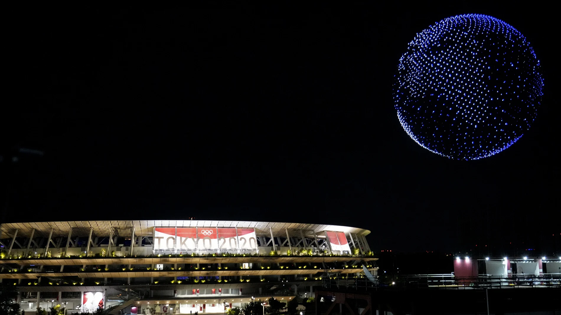 Los 1.824 drones formaron un imponente globo terráqueo sobre el Estadio Nacional de Tokyo