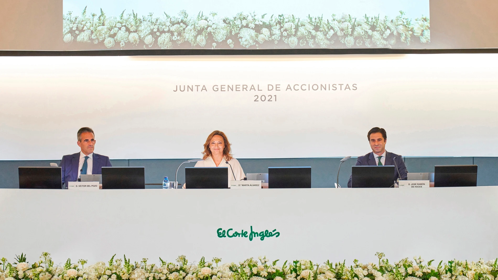 La presidenta de El Corte Inglés, Marta Álvarez; el consejero delegado, Víctor del Pozo (i) y José Ramón de Hoces (d), durante la junta general del Corte Inglés
