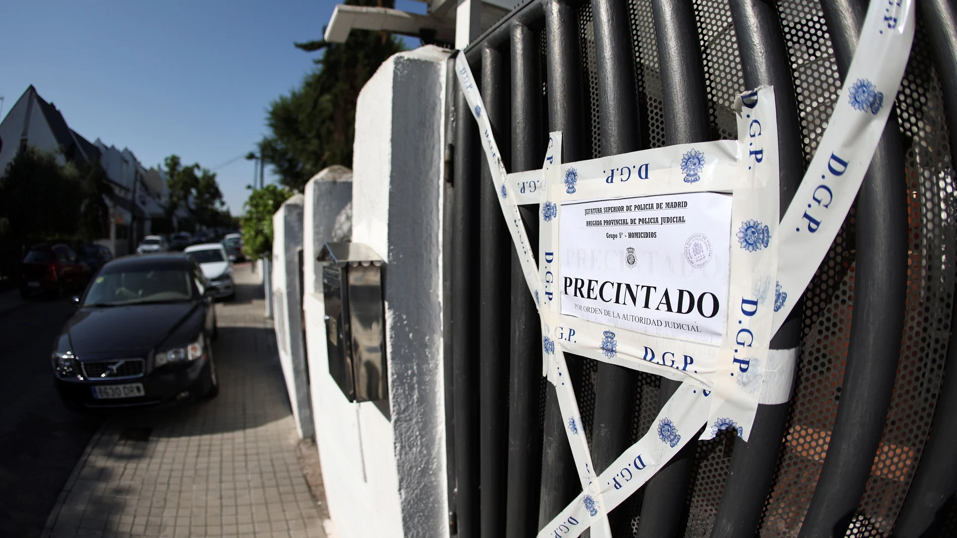 Fachada de la vivienda a las puertas de la cual se encontró a una mujer inconsciente y con signos de violencia en la localidad madrileña de Pozuelo de Alarcón.