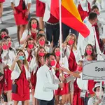 Mireia Belmonte y Saul Craviotto desfilan con la bandera de España durante la ceremonia de inauguración de los Juegos Olímpicos de Tokio