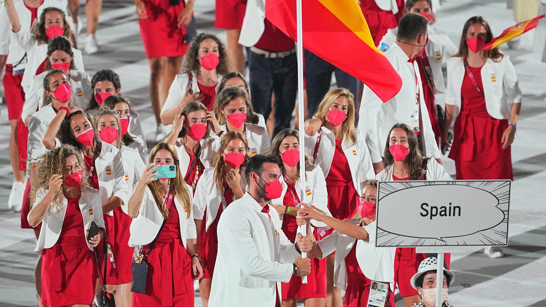 Mireia Belmonte y Saul Craviotto desfilan con la bandera de España durante la ceremonia de inauguración de los Juegos Olímpicos de Tokio