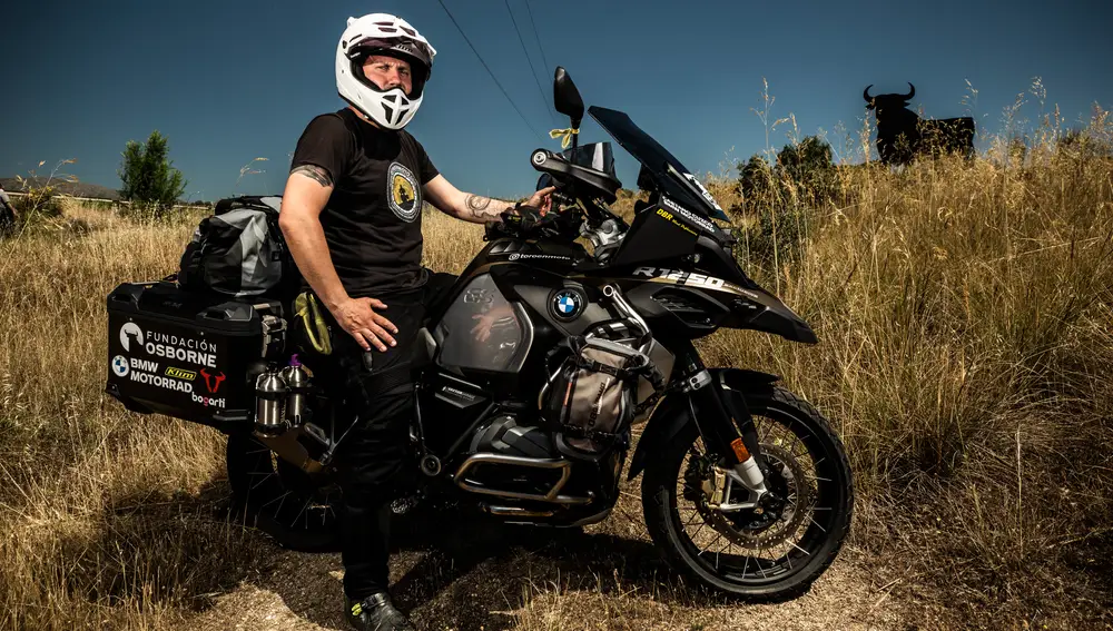 Julio posa con su moto BMW 1250