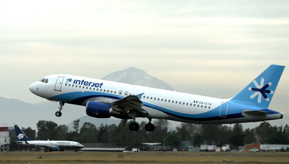 Fotografía de archivo fechada el 12 de enero del 2016 de un avión de pasajeros Interjet despegando del Aeropuerto Internacional de Ciudad de México (México) | Fuente: EFE/José Méndez ARCHIVO
