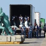 Mexican Navy personnel unload a truck with sacks of food and medicines to load it onto the ARM Papaloapan (A-411) ship as part of the Mexican government's aid for Cuba, at a dock in Veracruz, Mexico July 22, 2021. REUTERS/Yahir Ceballos