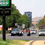 Un termómetro de la Avenida Juan Carlos I de Murcia marca 44 grados