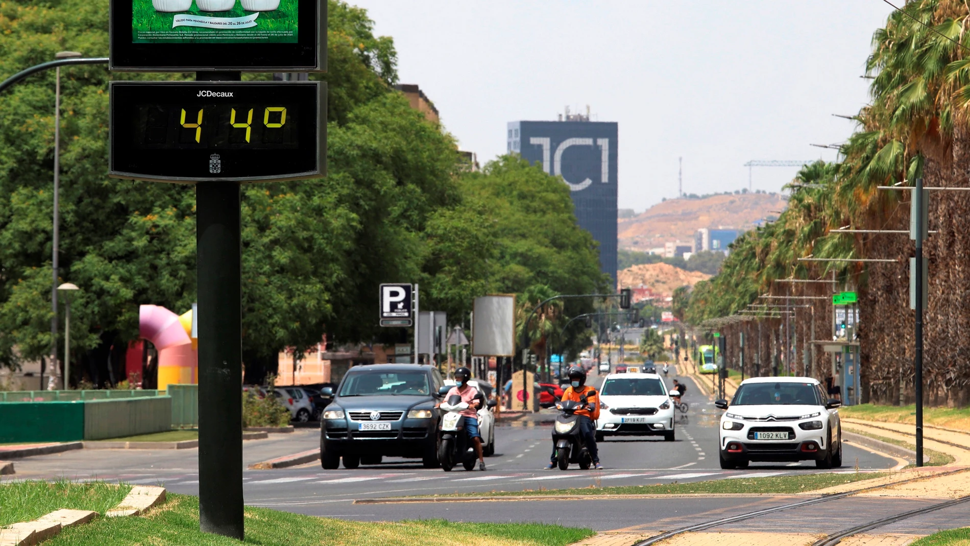 Un termómetro de la Avenida Juan Carlos I de Murcia marca 44 grados