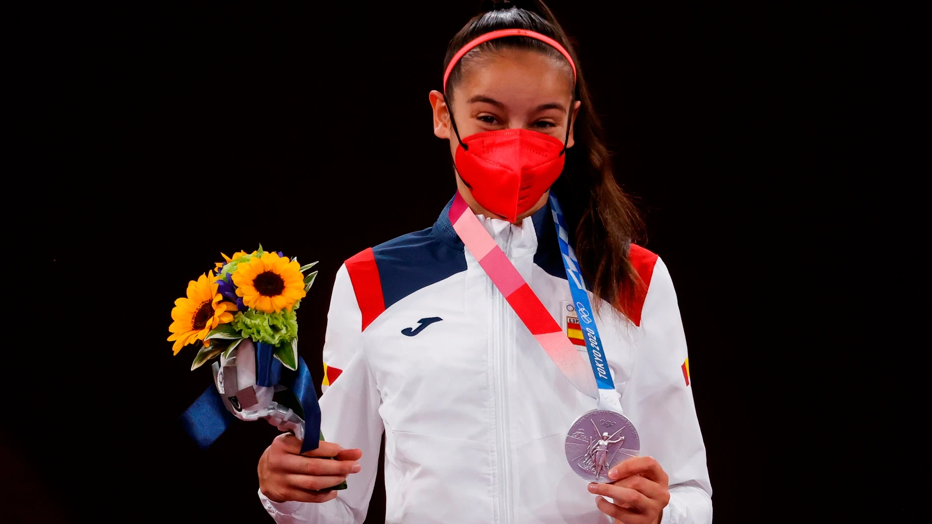 La española Adriana Cerezo, en el podio con la medalla de plata