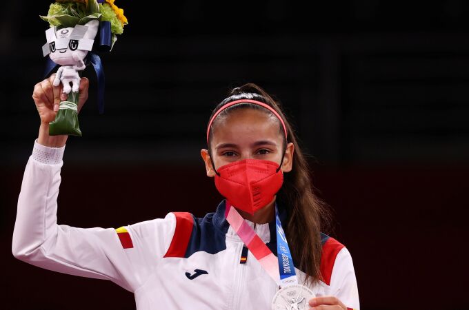 Adriana Cerezo muestra su medalla de plata en Taekwondo en Tokio 2020