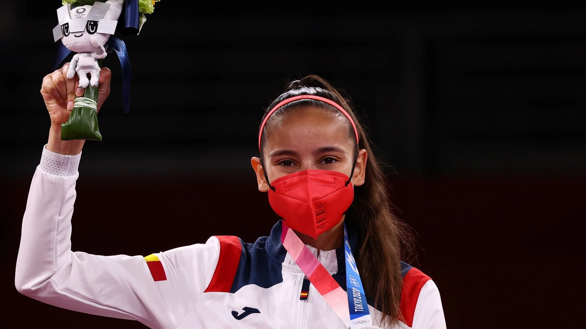 Adriana Cerezo muestra su medalla de plata en Taekwondo en Tokio 2020