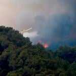 Un hidroavión trabaja en la extinción del incendio en en el Castillo de Santa María de Miralles (Barcelona). Continúa activo el incendio que se originó ayer en Santa Coloma de Queralt (Tarragona)