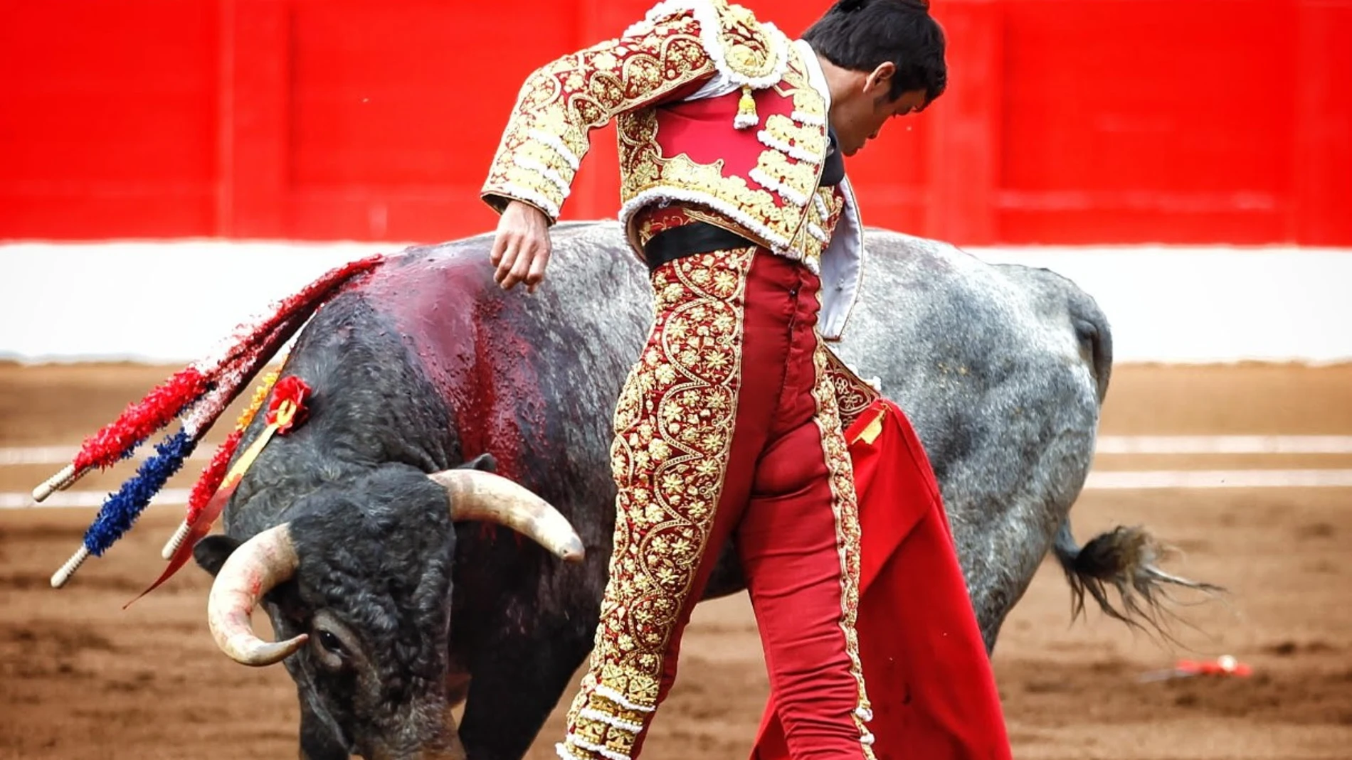 Perera, en un remate de serie, con el primer toro en Santander