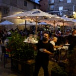 Imagen de la terraza de un establecimiento de hostelería en el casco histórico de Orense (Galicia)